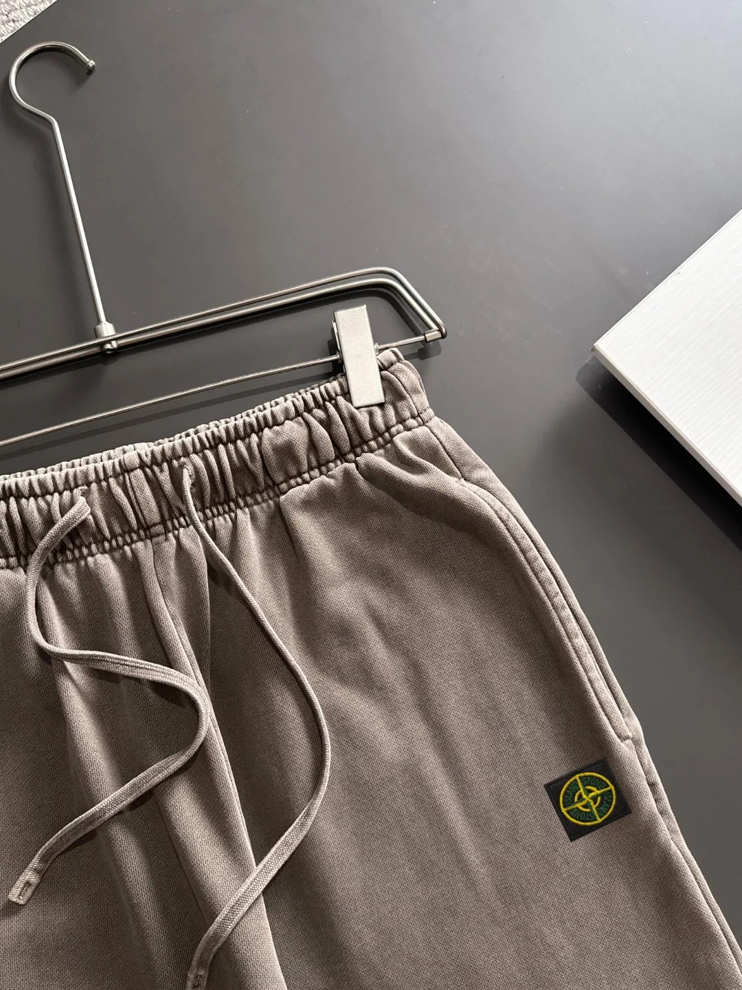 Next day shipment P360 Stone lsland/Stone Island Exclusively launches 25ss autumn and winter new high-quality trousers. Compare real-life details at will. Craftsmanship that ordinary small workshops cannot copy. Top-level ZP development. Unique imported fabric feel. Purely imported German machine production. Precision operation. Ten thousand needle density. A pair of trousers with rich details. You can see the development strength. A full set of new accessories are customized simultaneously. Simple yet elegant. Soft, delicate and comfortable. The upper body is versatile and fashionable. A perfect choice for autumn and winter. A must-have item. Loose fit. Please refer to the size chart when placing an order: S to XXL (or state your height and weight when placing an order)